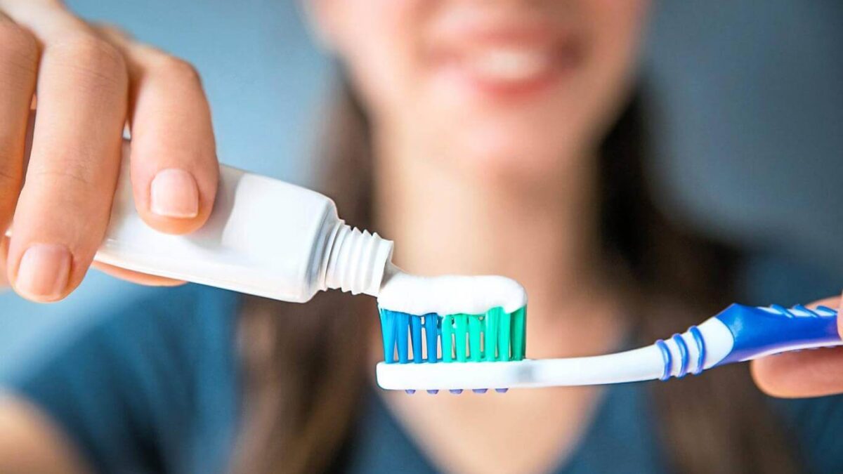 Diş Fırçalarken Nelere Dikkat Etmeliyiz? - Akdeniz Diş Polikliniği